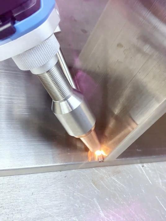 手持激光焊接機 高效精準(zhǔn)的現(xiàn)代焊接解決方案